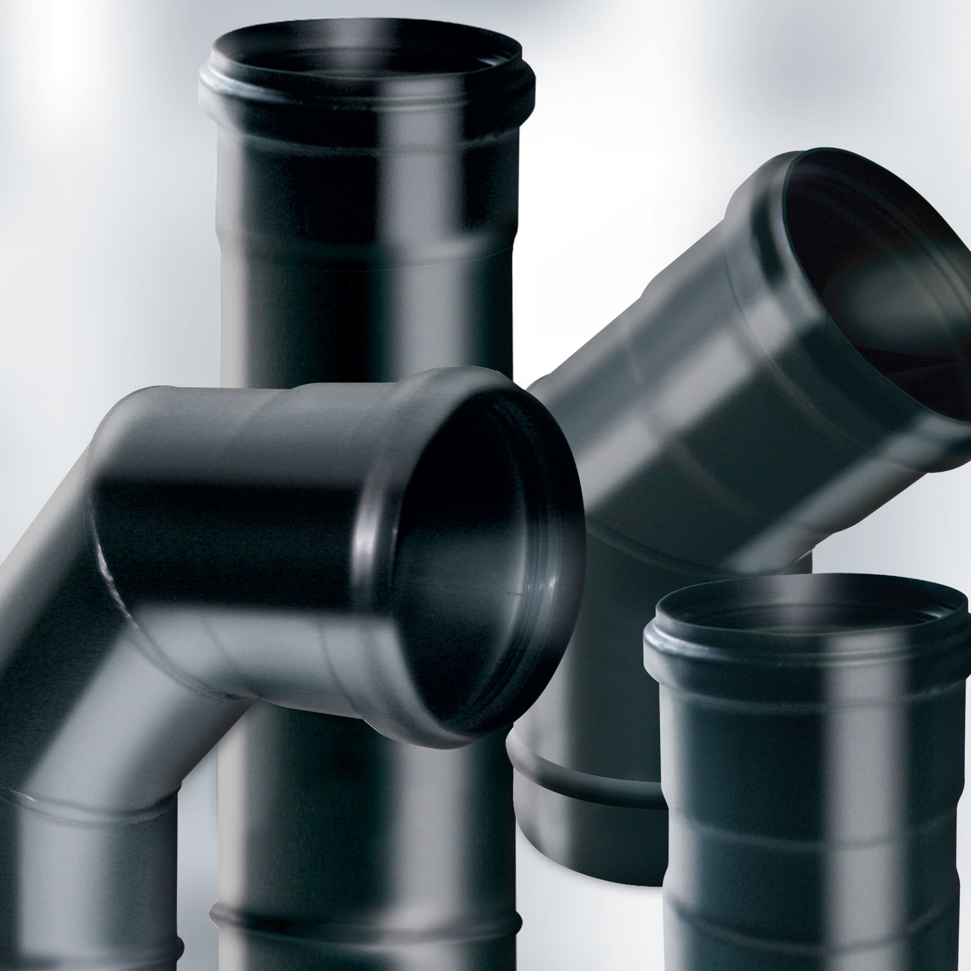 Un mucchio di tubi neri sono impilati uno sopra l'altro