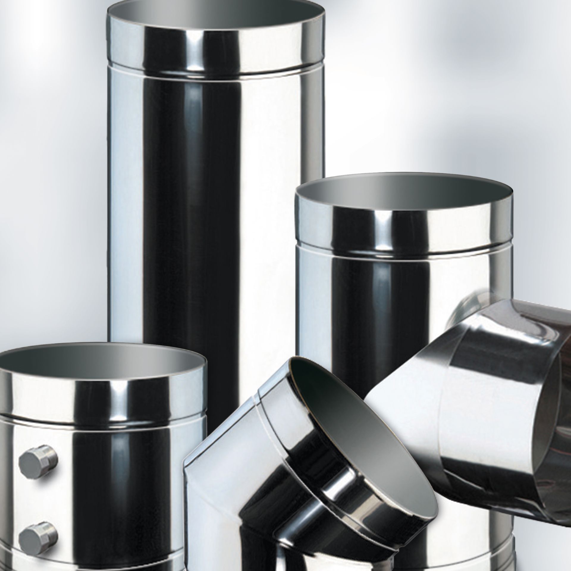 Un gruppo di contenitori metallici sono impilati uno sopra l'altro