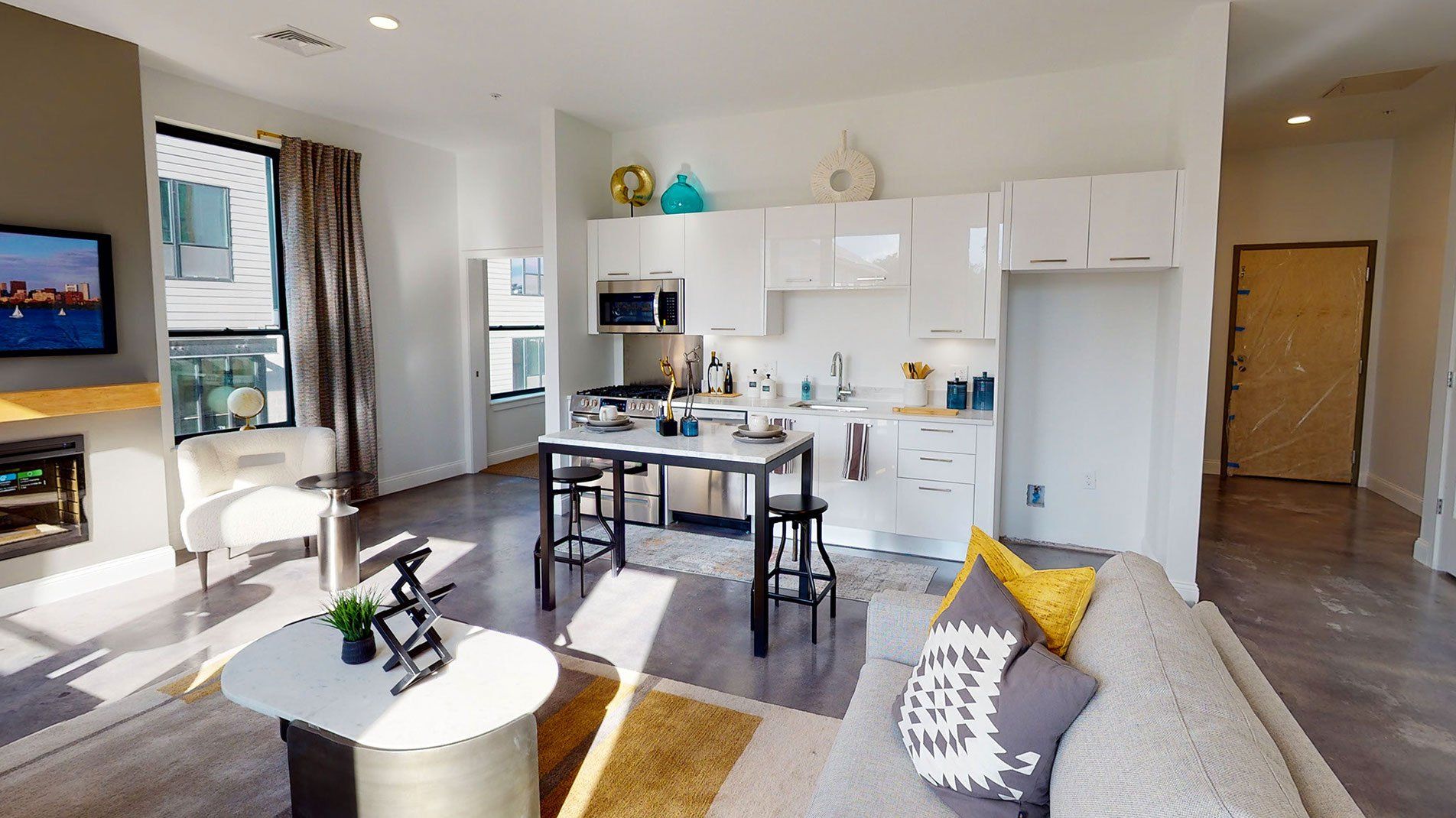 28 MECHANIC - Living Room