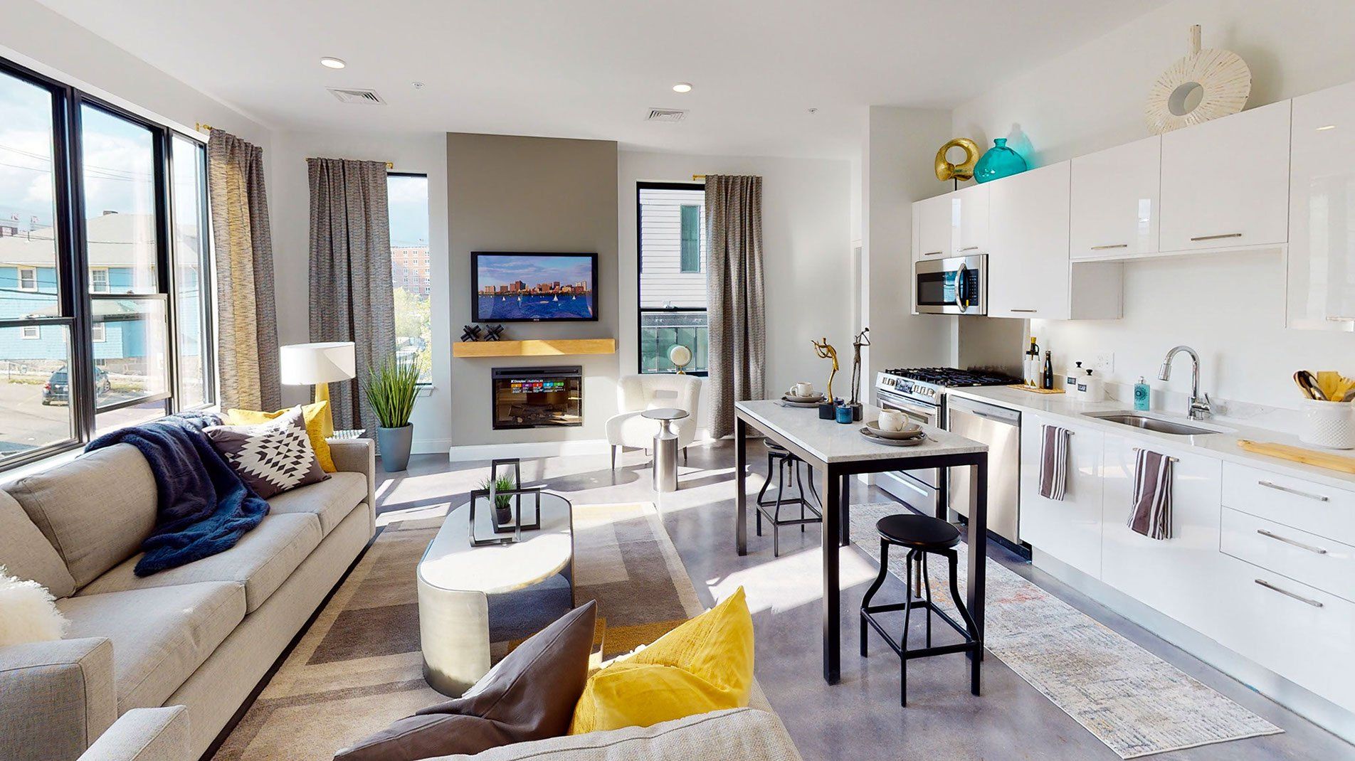 28 MECHANIC - Living Room with Tv and Fire place