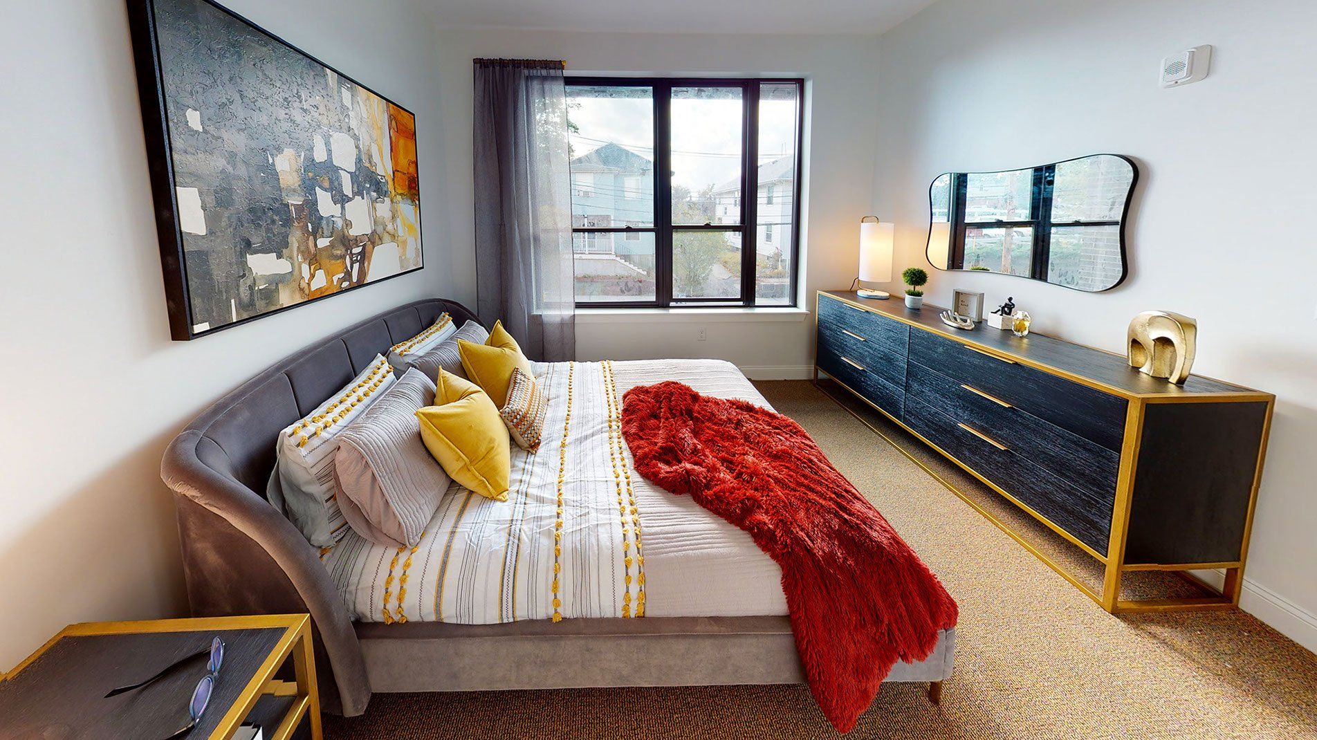 28 MECHANIC - Bedroom with bed 01