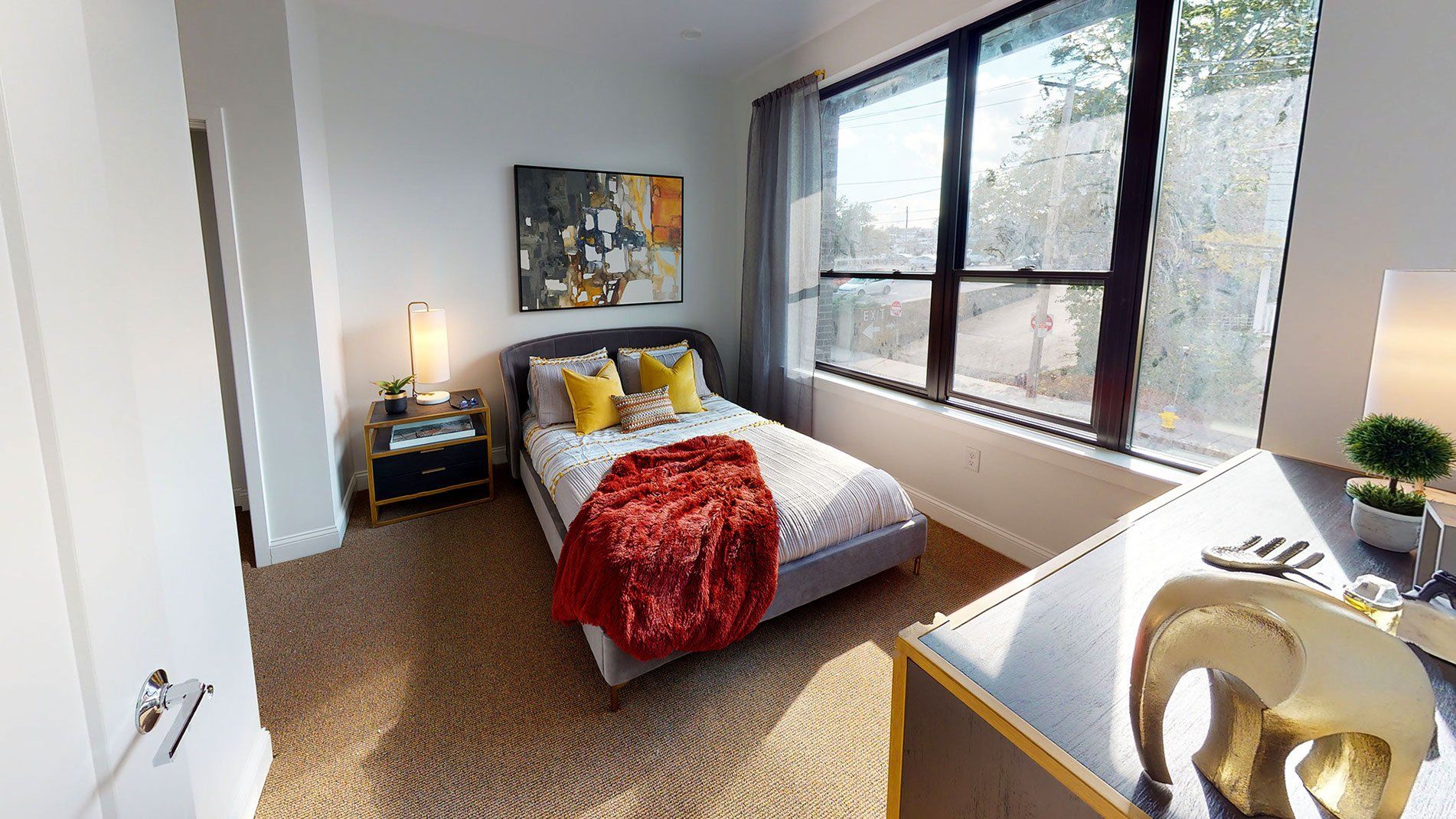 28 MECHANIC - Bedroom with bed 02