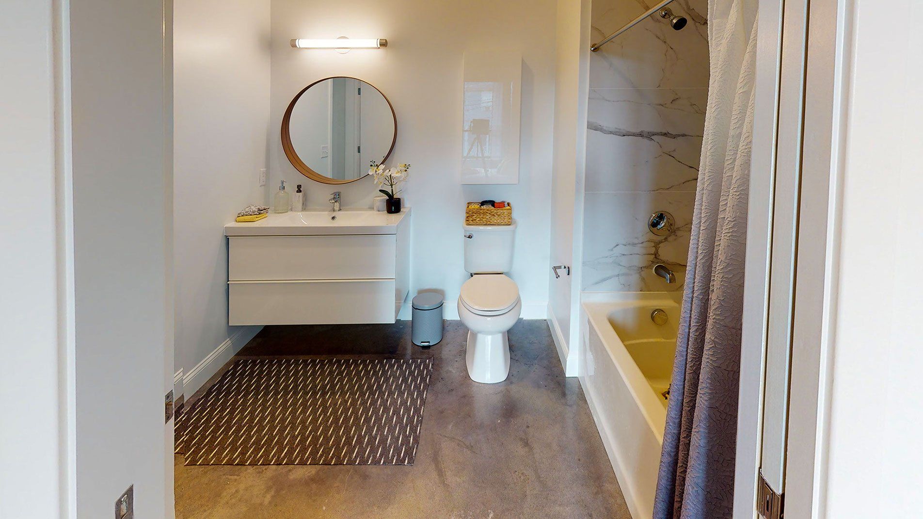 28 MECHANIC - Bathroom