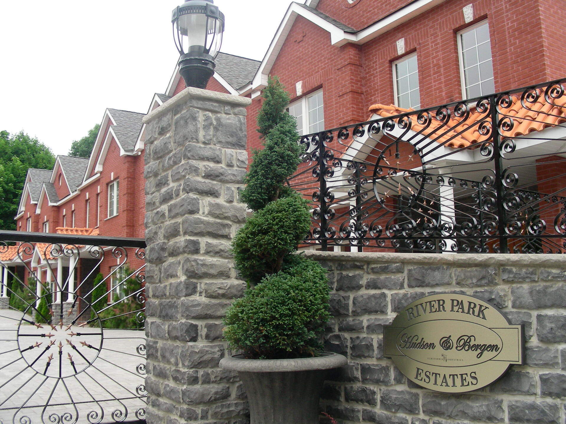 A brick wall with a sign that says river park estates