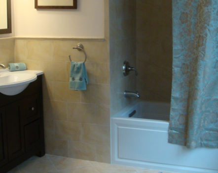 bathroom photo showing shower/tub combo