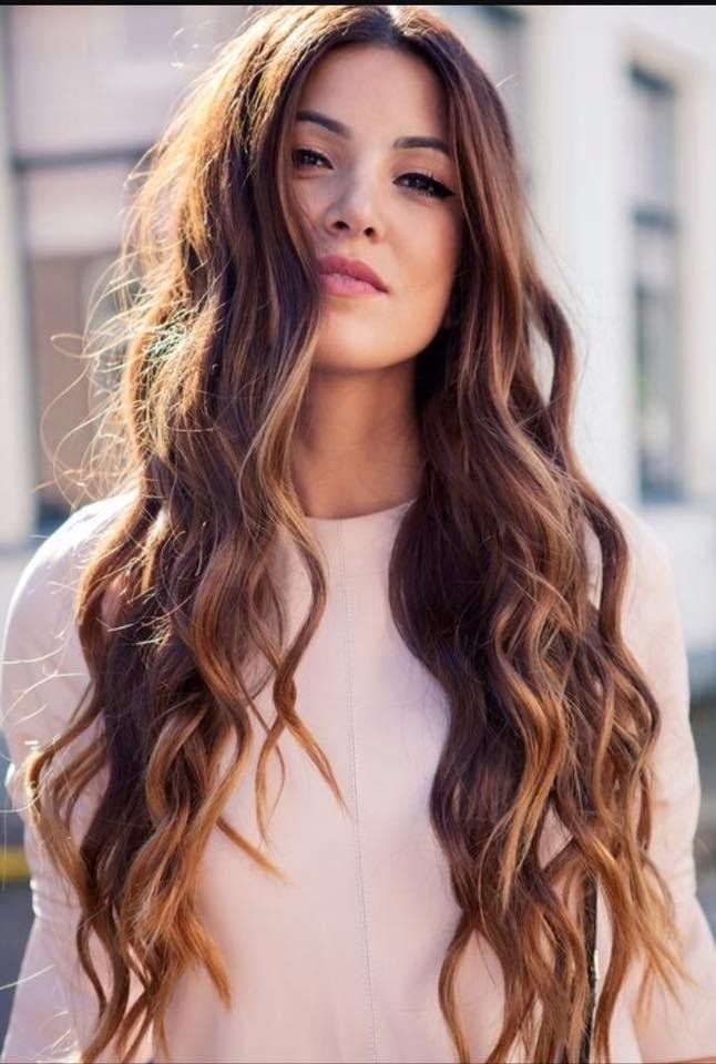 acconciatura mossa su capelli lunghi