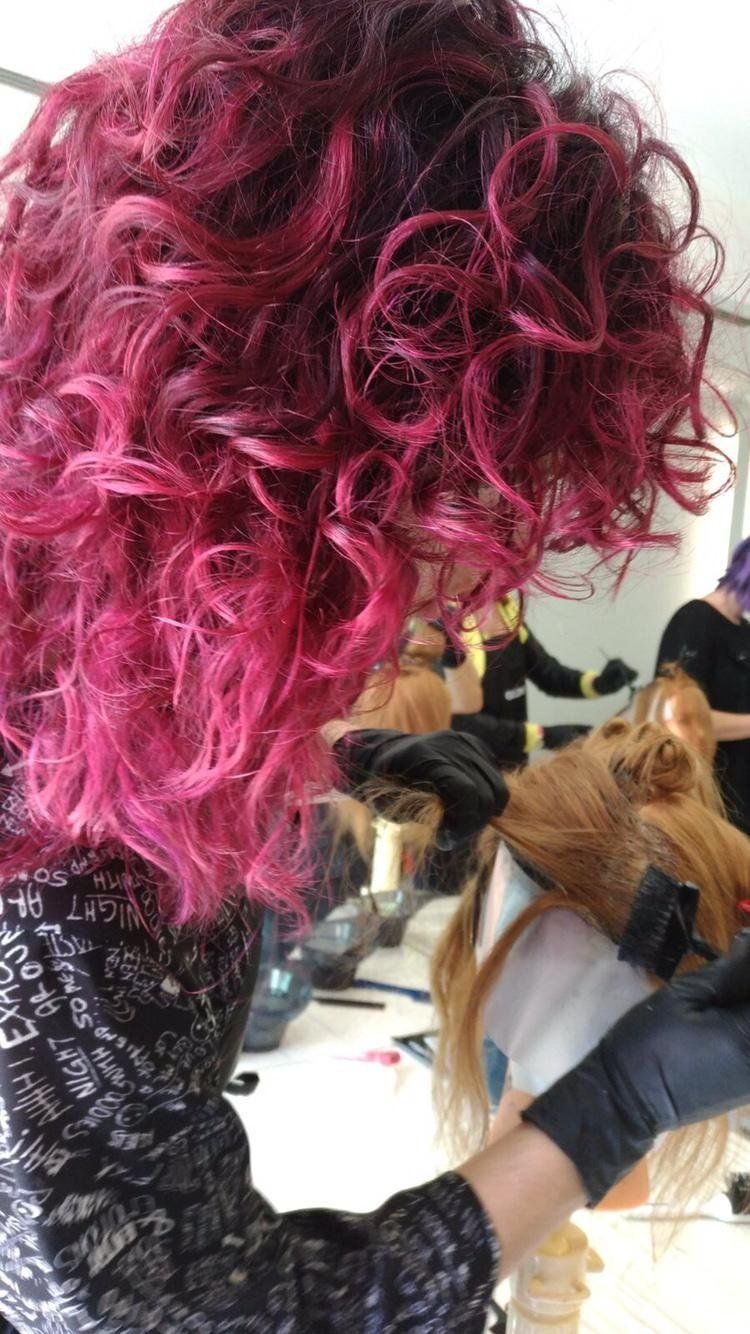 colorazione fucsia su capelli mossi
