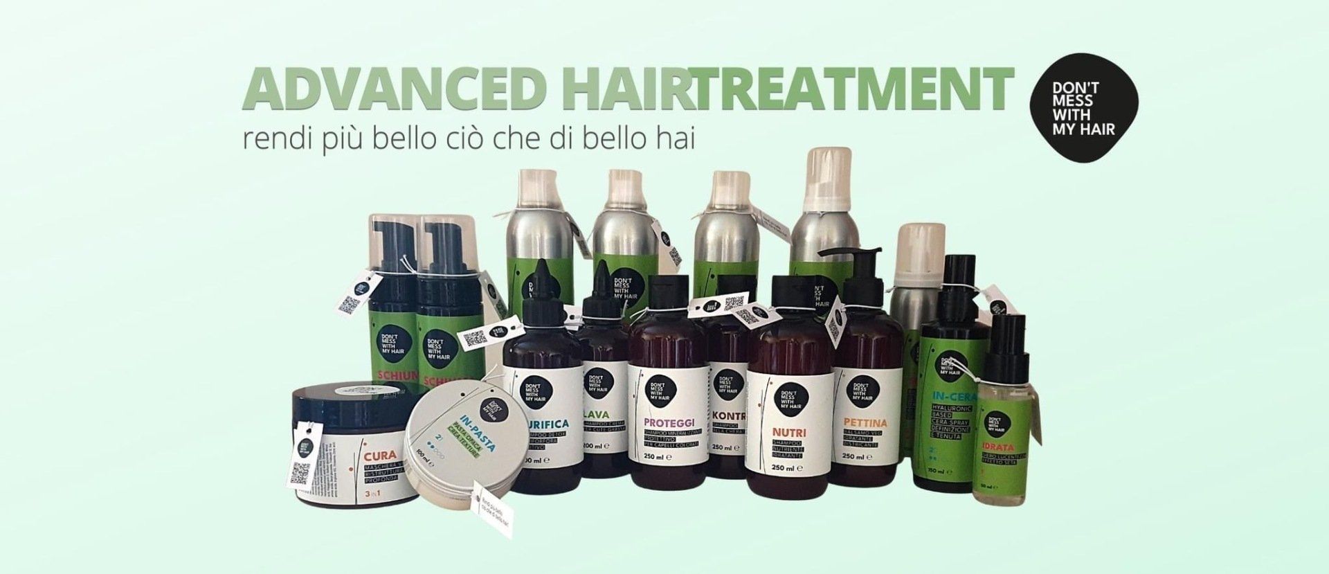 Vari prodotti per la cura dei capelli su sfondo verde chiaro. Marchio in bianco e nero.