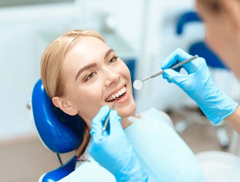 donna sorridente si sottopone ad un trattamento ai denti