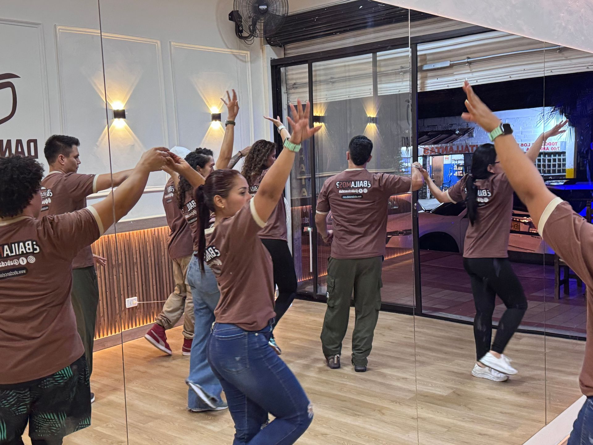 personas de camiseta cafe bailando