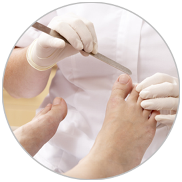 Una enfermera le corta las uñas de los pies a una persona