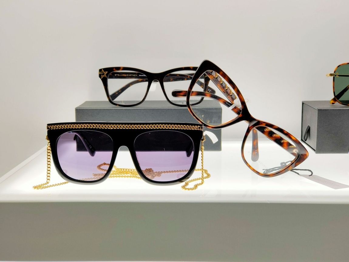 occhiali da sole e da vista in esposizione in negozio