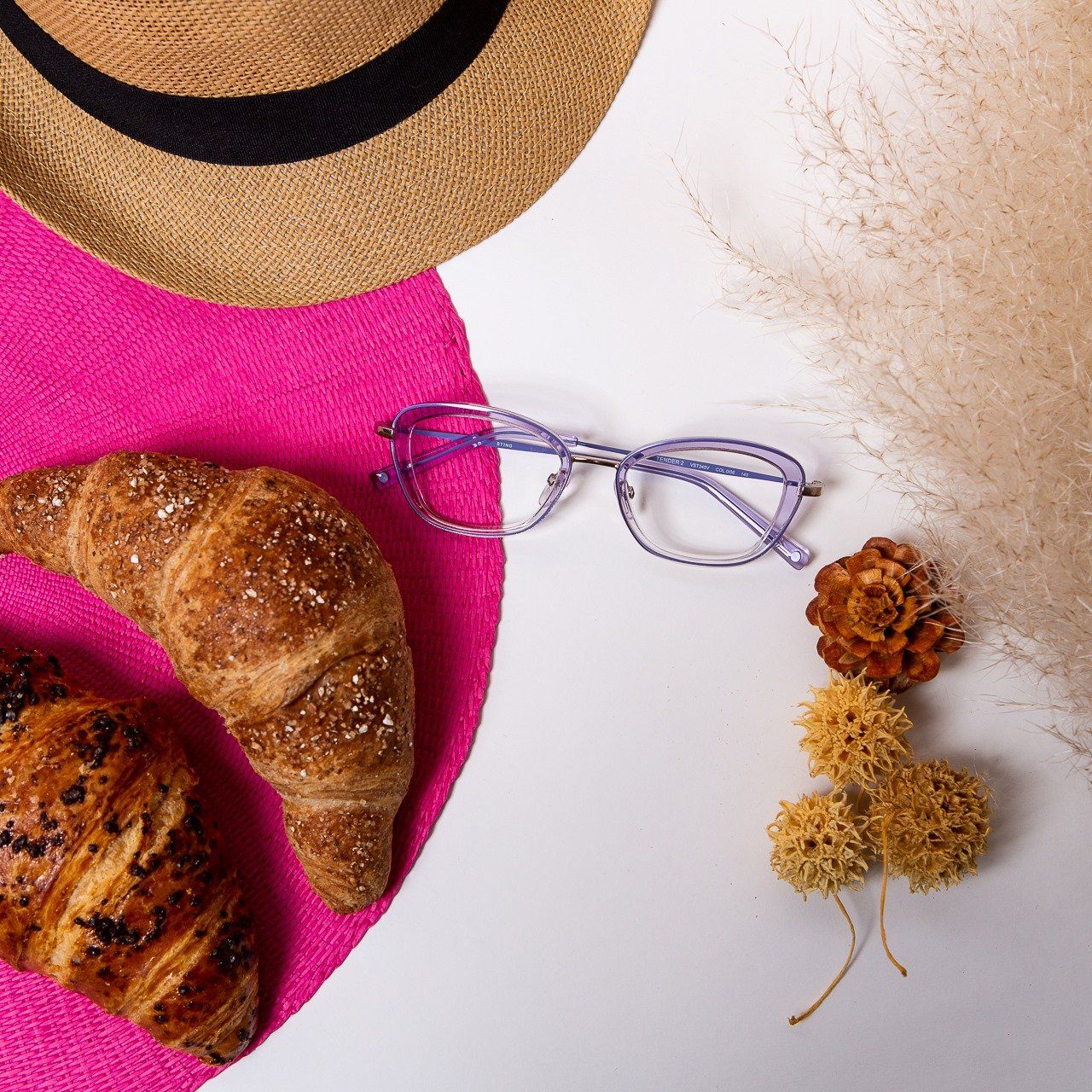 occhiali da vista in negozio con montatura trasparente