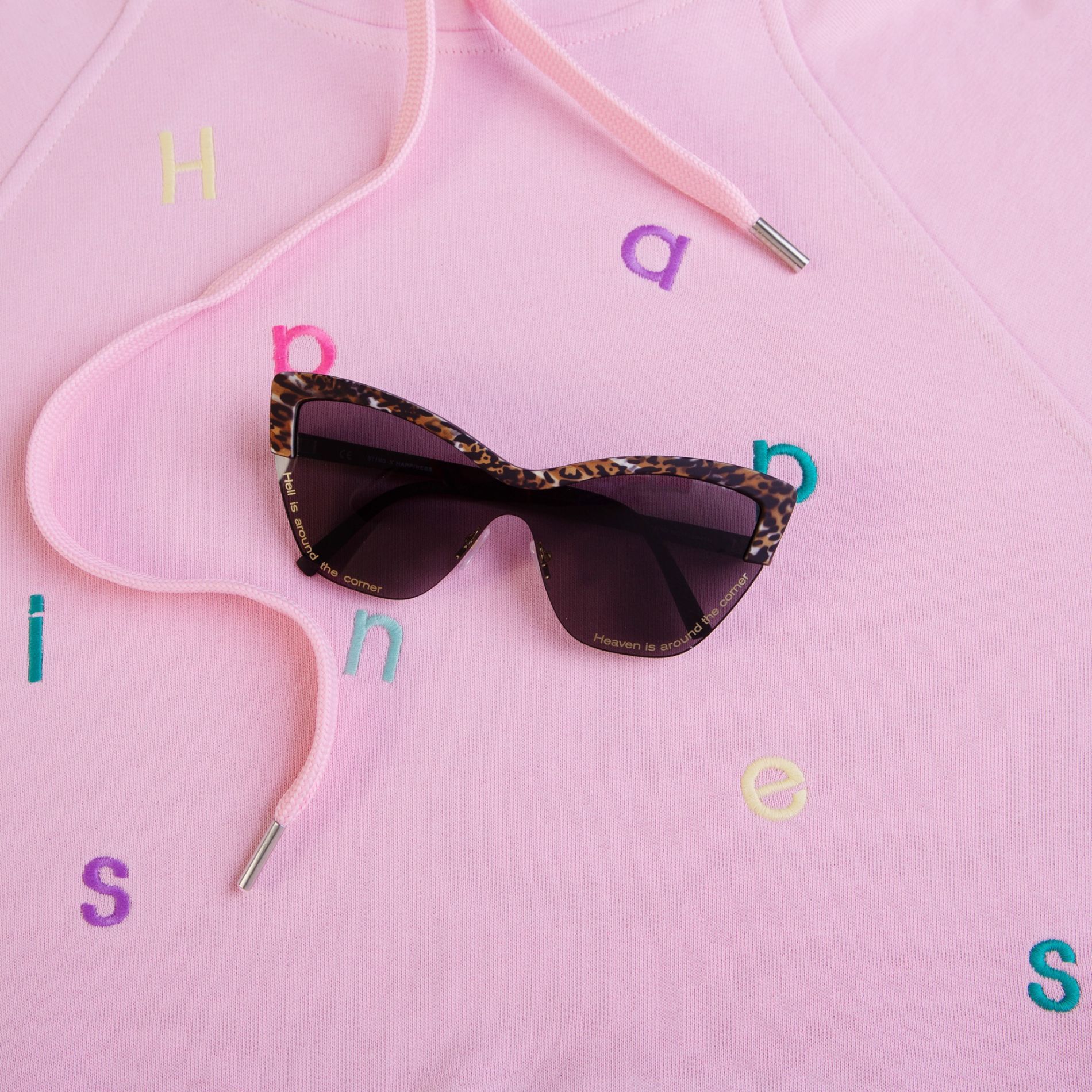 occhiali da sole con lenti scure