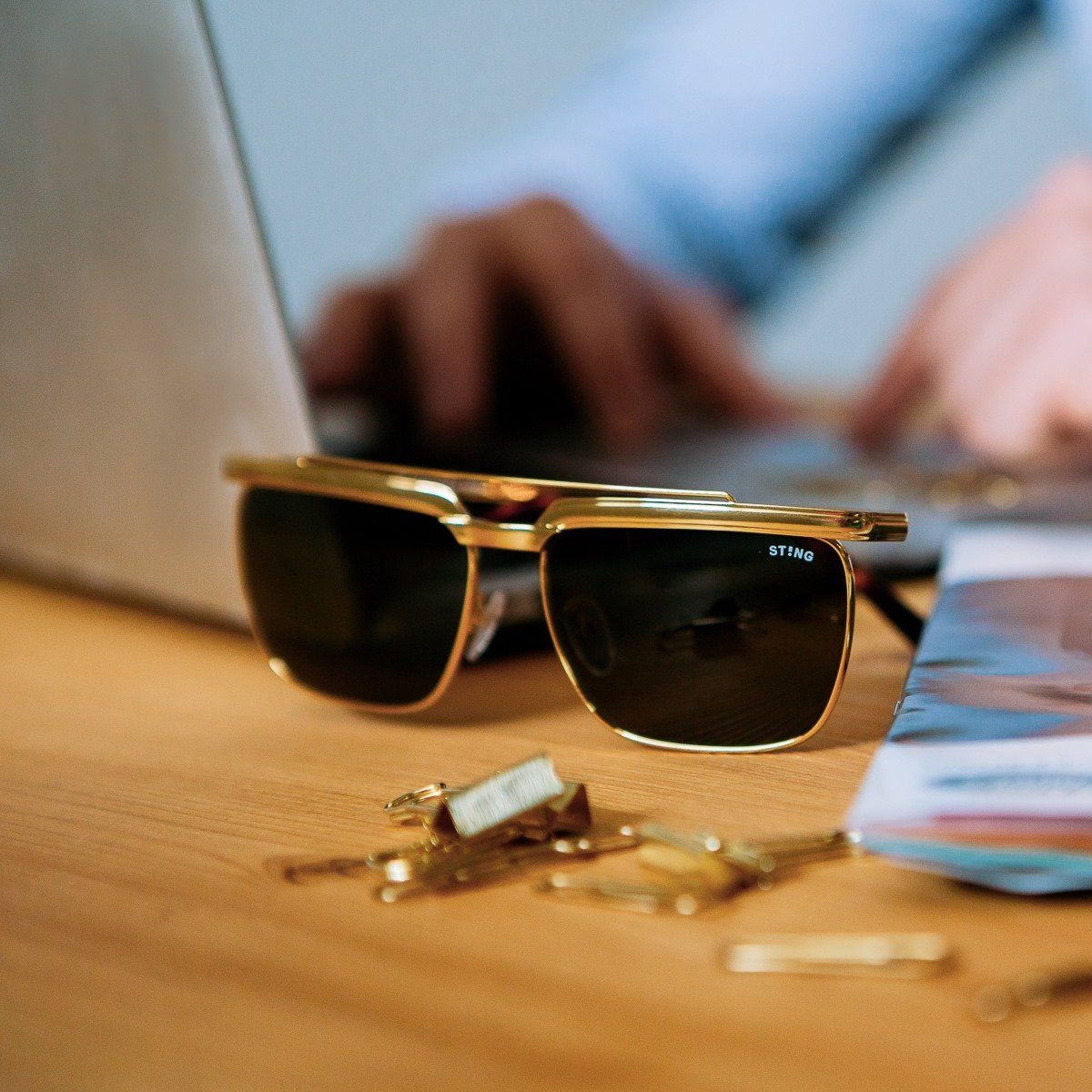 occhiali da sole con lenti scure alla moda