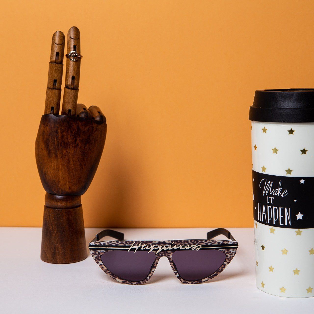 vetrina con occhiali da sole scuri