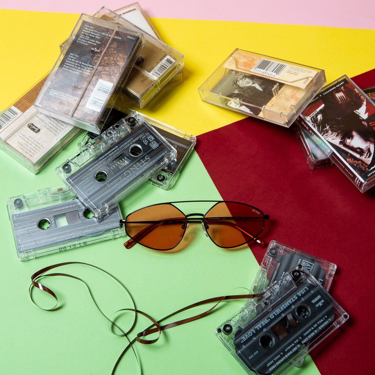 occhiali da sole moderni esposti in vetrina