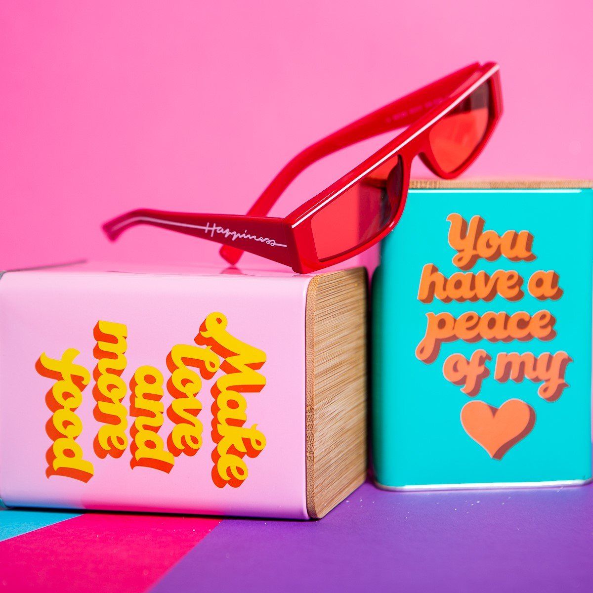 occhiali da sole con montatura e lenti rosse