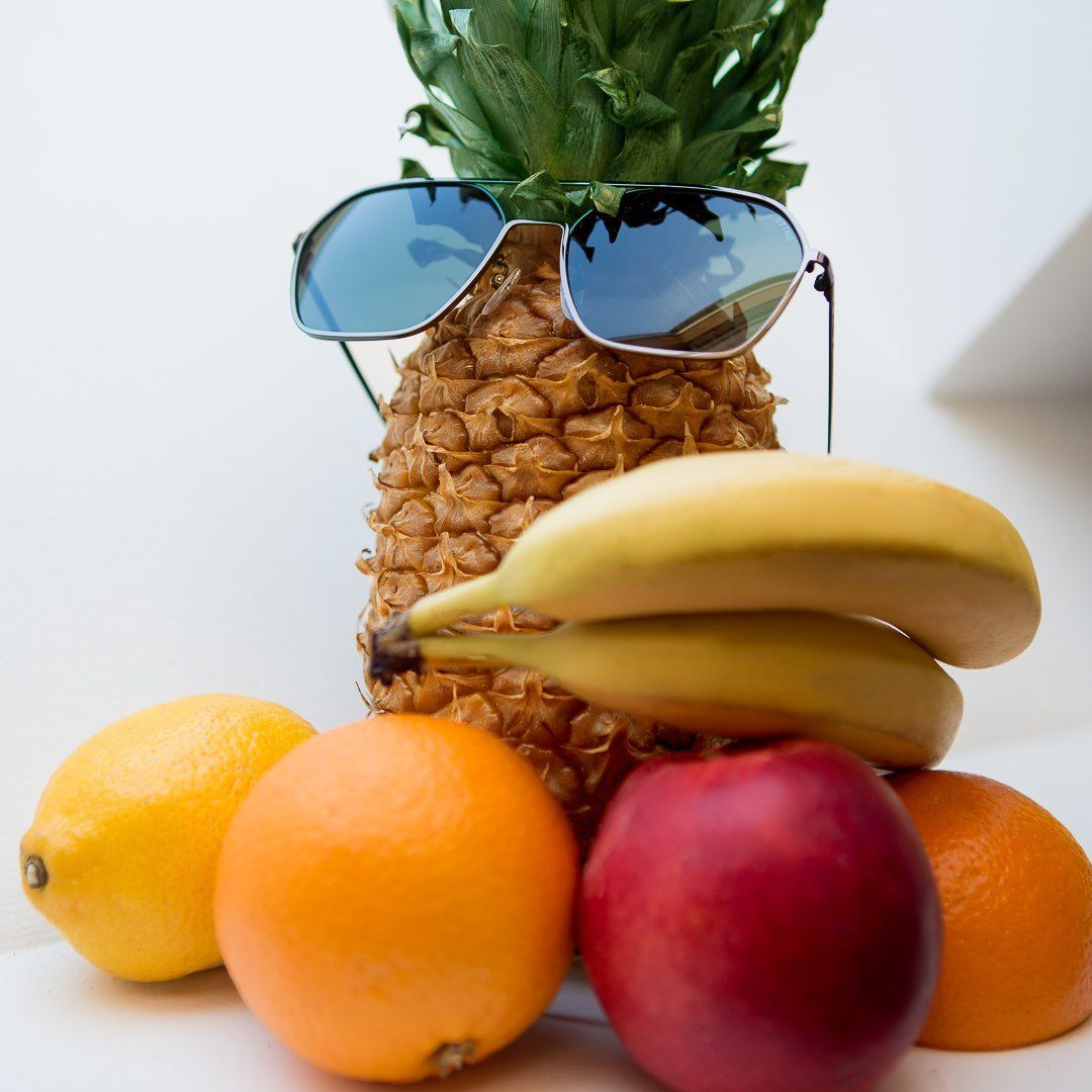 occhiali da sole esposti in vetrina