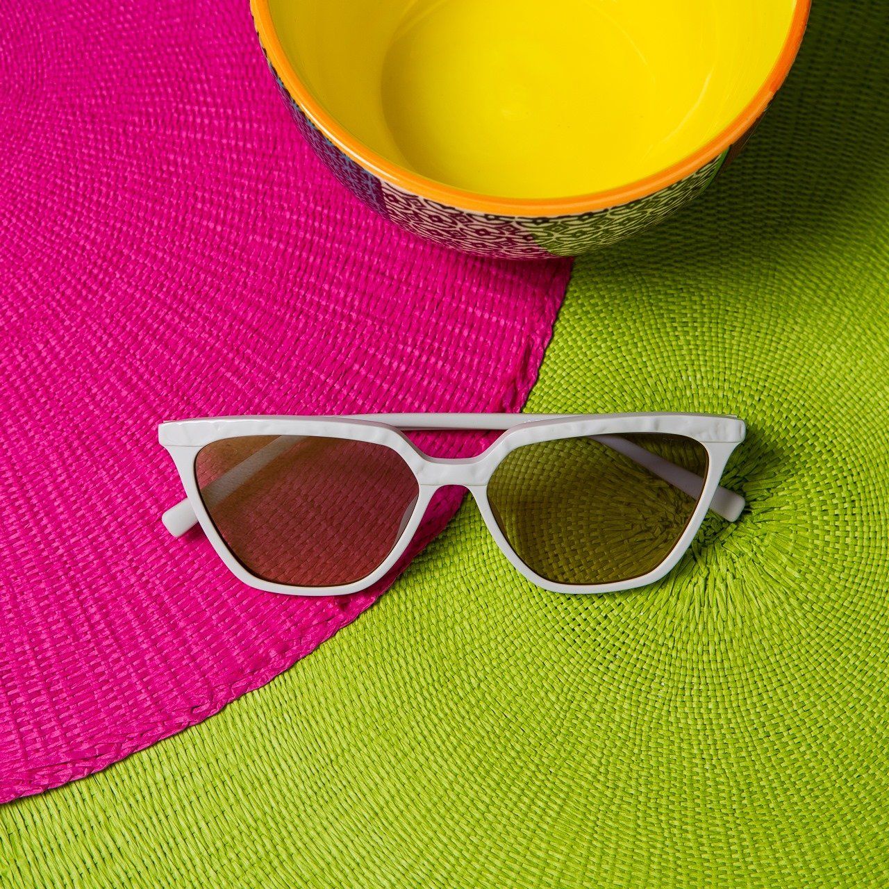 occhiali da sole con montatura bianca