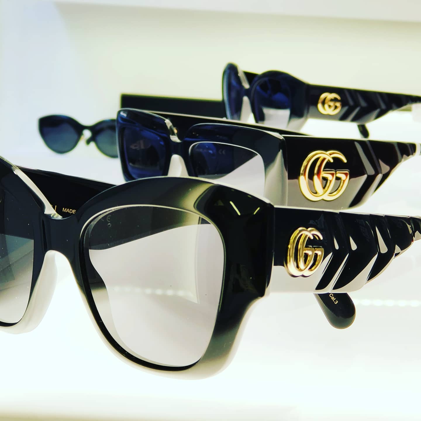 occhiali da sole a marchio gucci