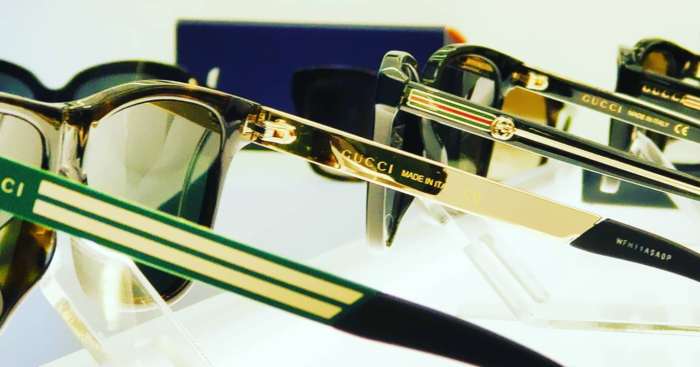 occhiali da sole a marchio gucci dorati