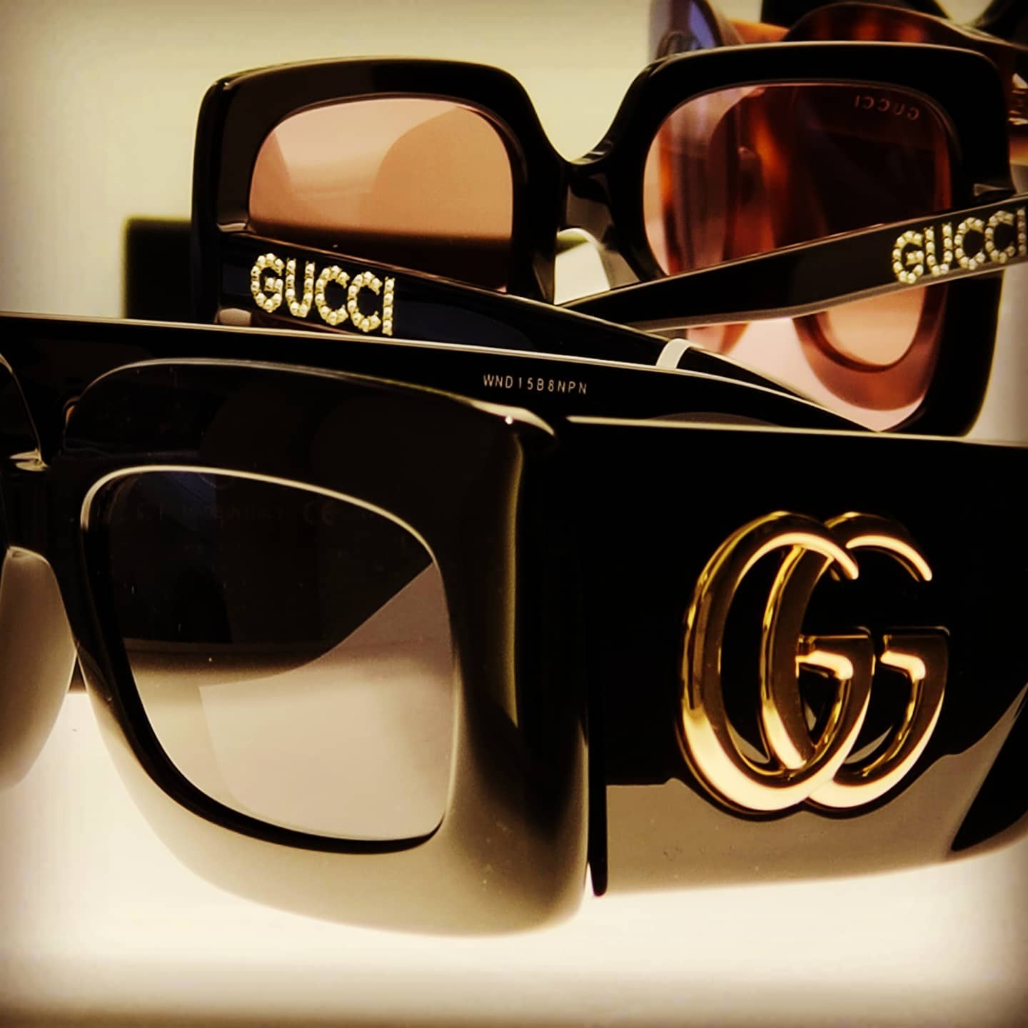 occhiali da sole a marchio gucci neri