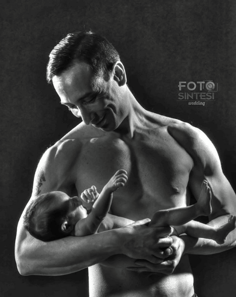 papà con bambino in braccio