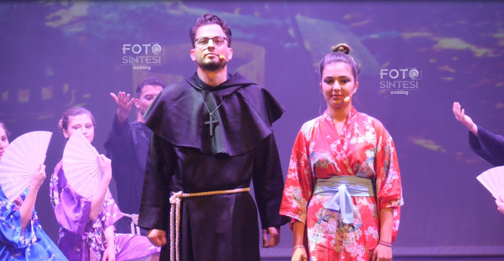 foto che ritrae i protagonisti di uno spettacolo teatrale