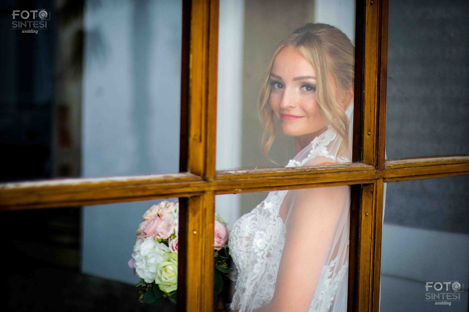 sposa dietro la finestra