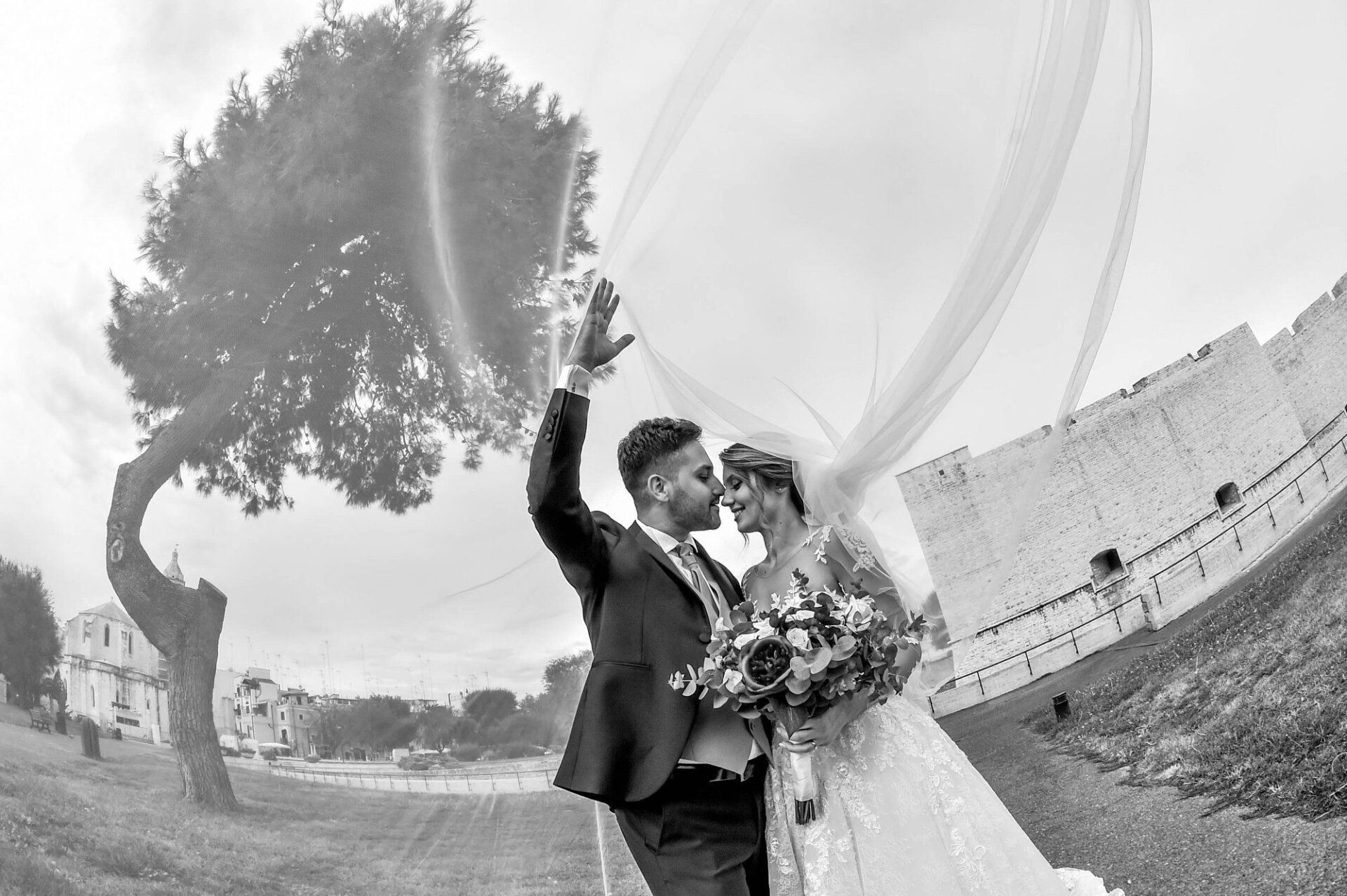 coppia di sposi mentre si baciano