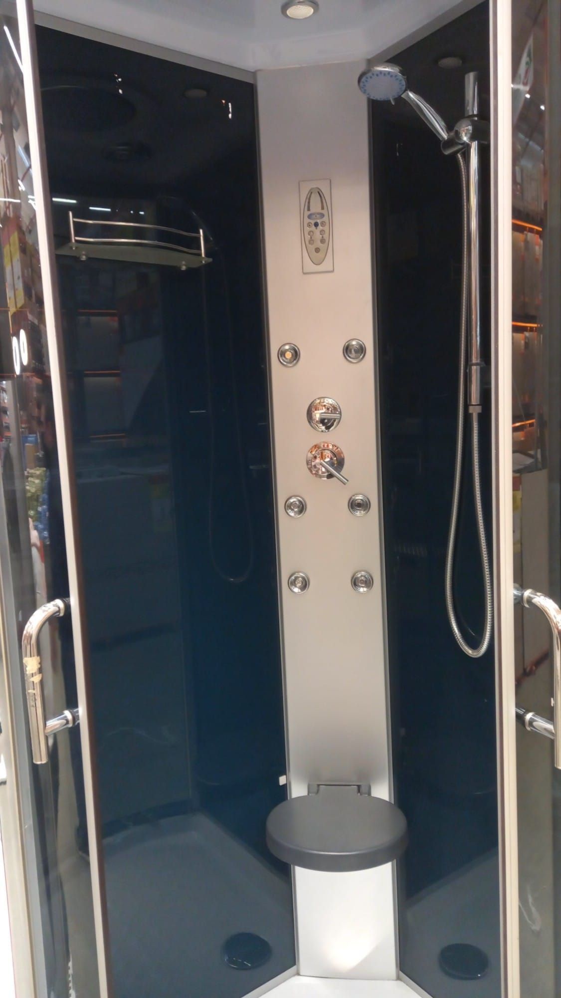 Pannelli solari installati su un tetto di tegole, con vista su un paesaggio suburbano sotto un cielo nuvoloso.