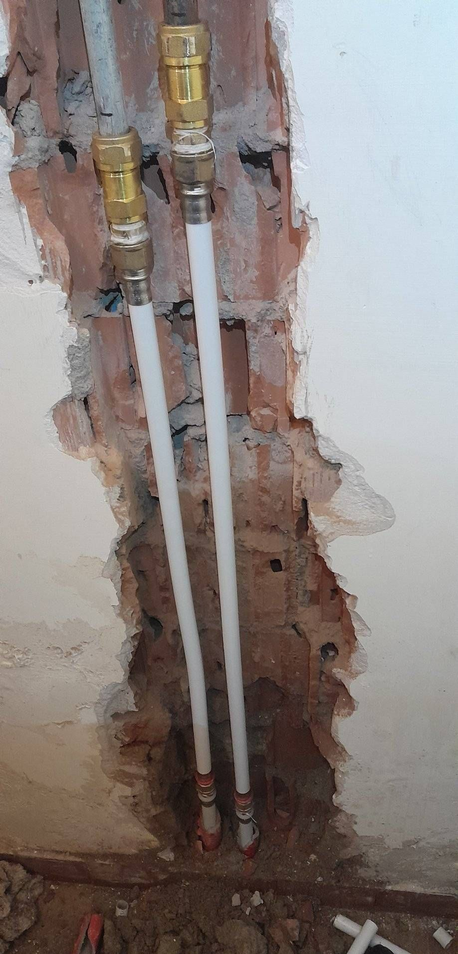 Scatola portafusibili elettrica con fili rossi e neri all'interno di un involucro bianco.