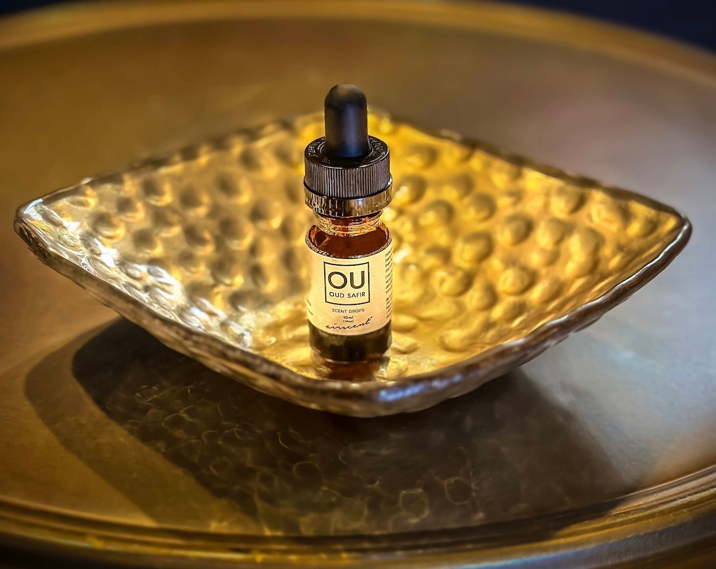 Oud Safir on Gold plate Rich luxurious scent