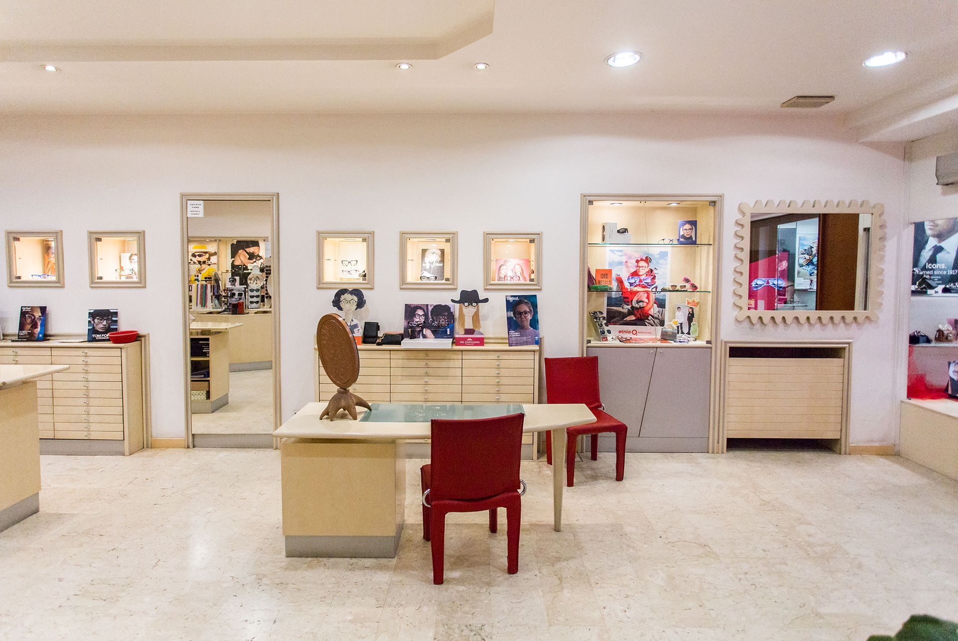 Una grande stanza con un tavolo e delle sedie