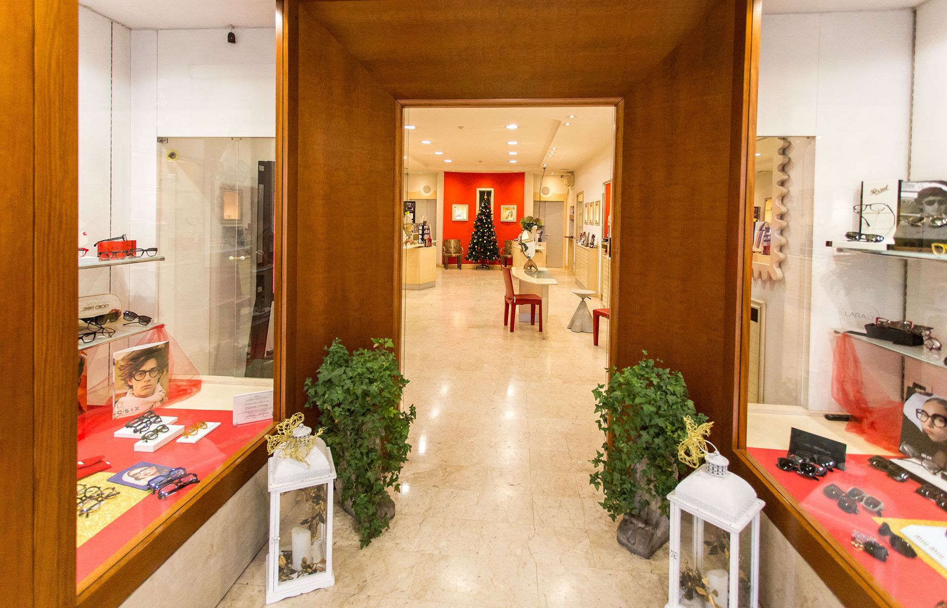 Un corridoio di un negozio con un albero di Natale sullo sfondo.