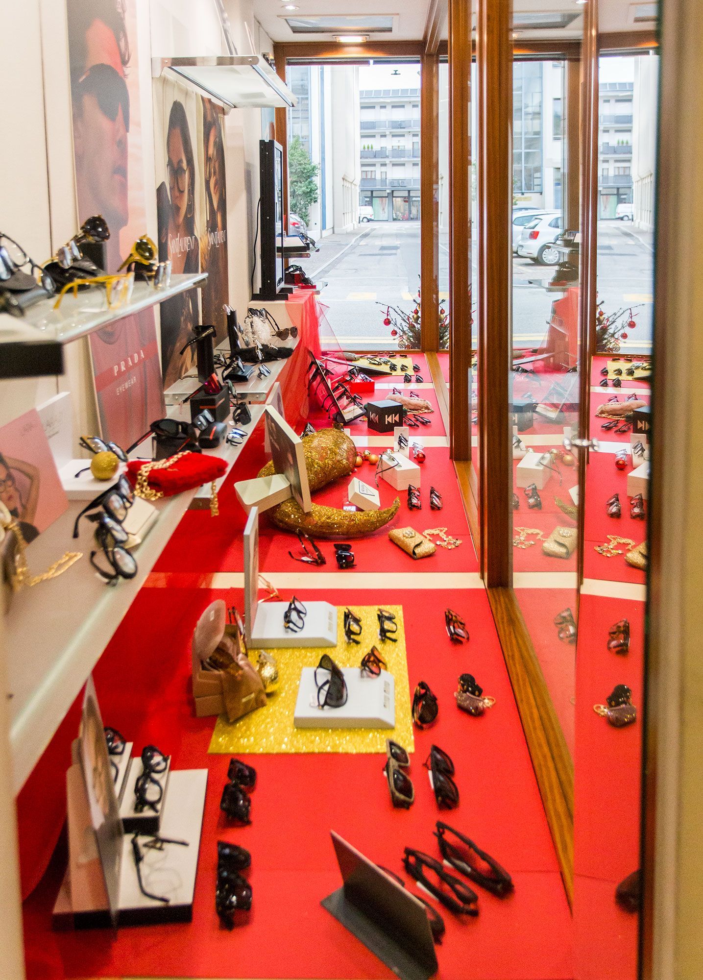 Un negozio con un sacco di scarpe e occhiali da sole in mostra