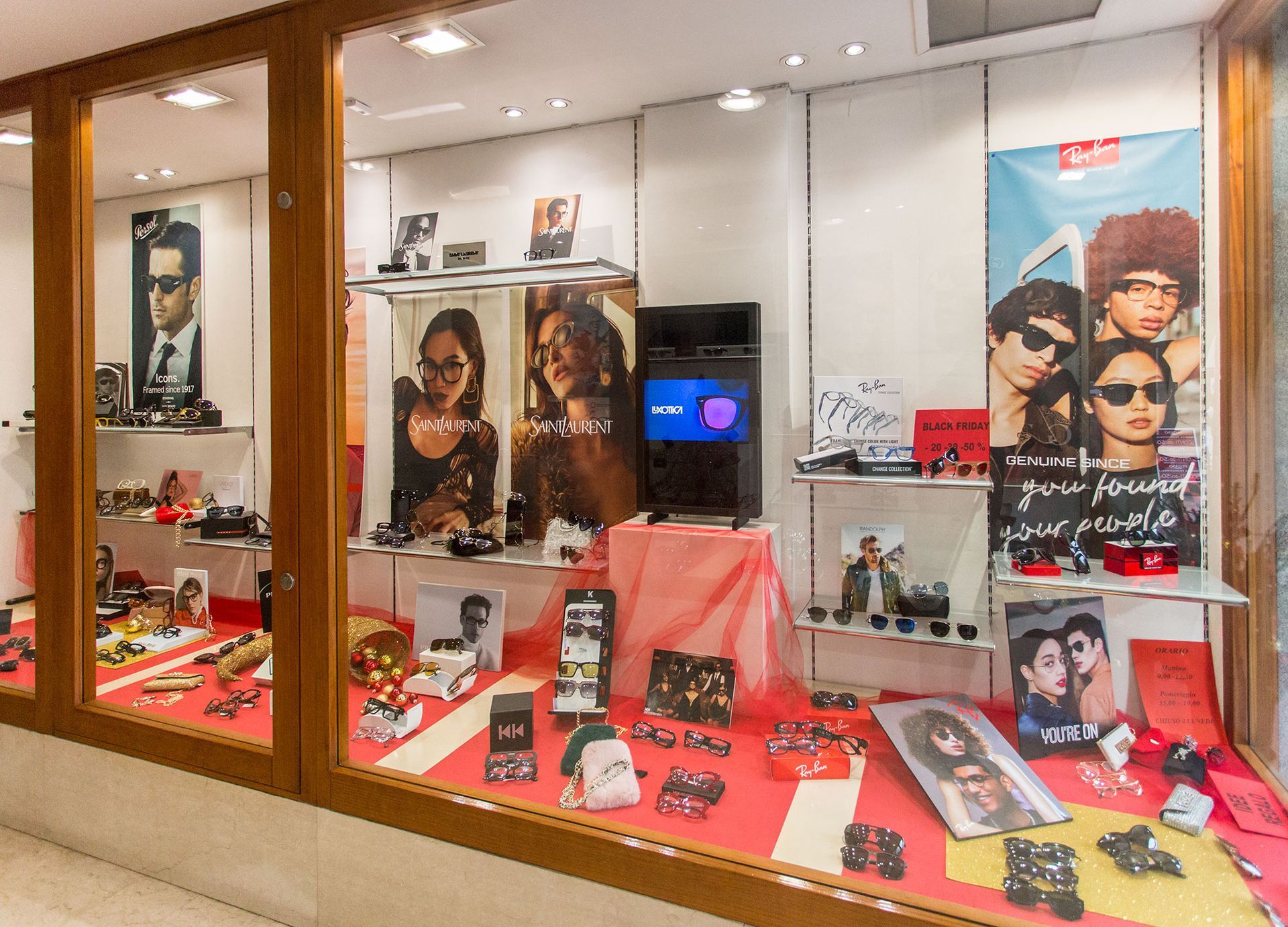 Una vetrina con molti occhiali da sole esposti.