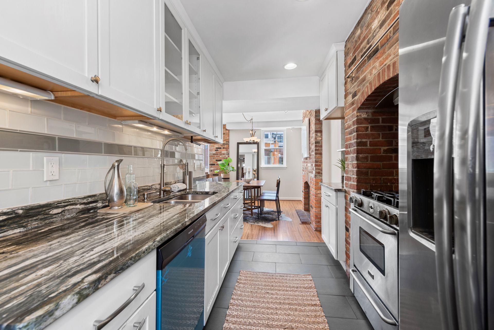 637 Stirling St - Kitchen