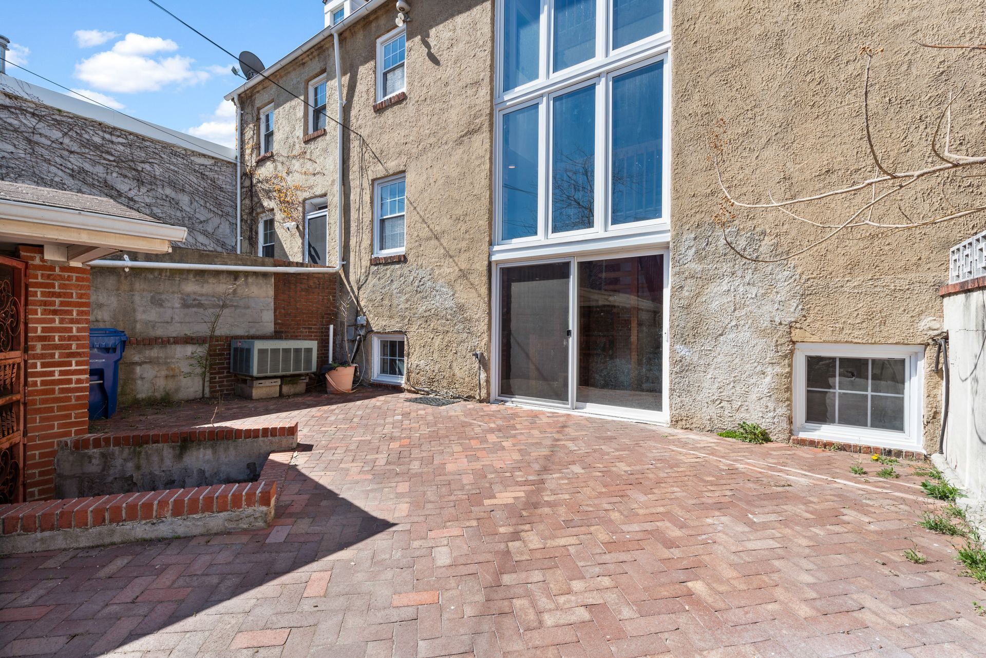 637 Stirling St - Back Patio