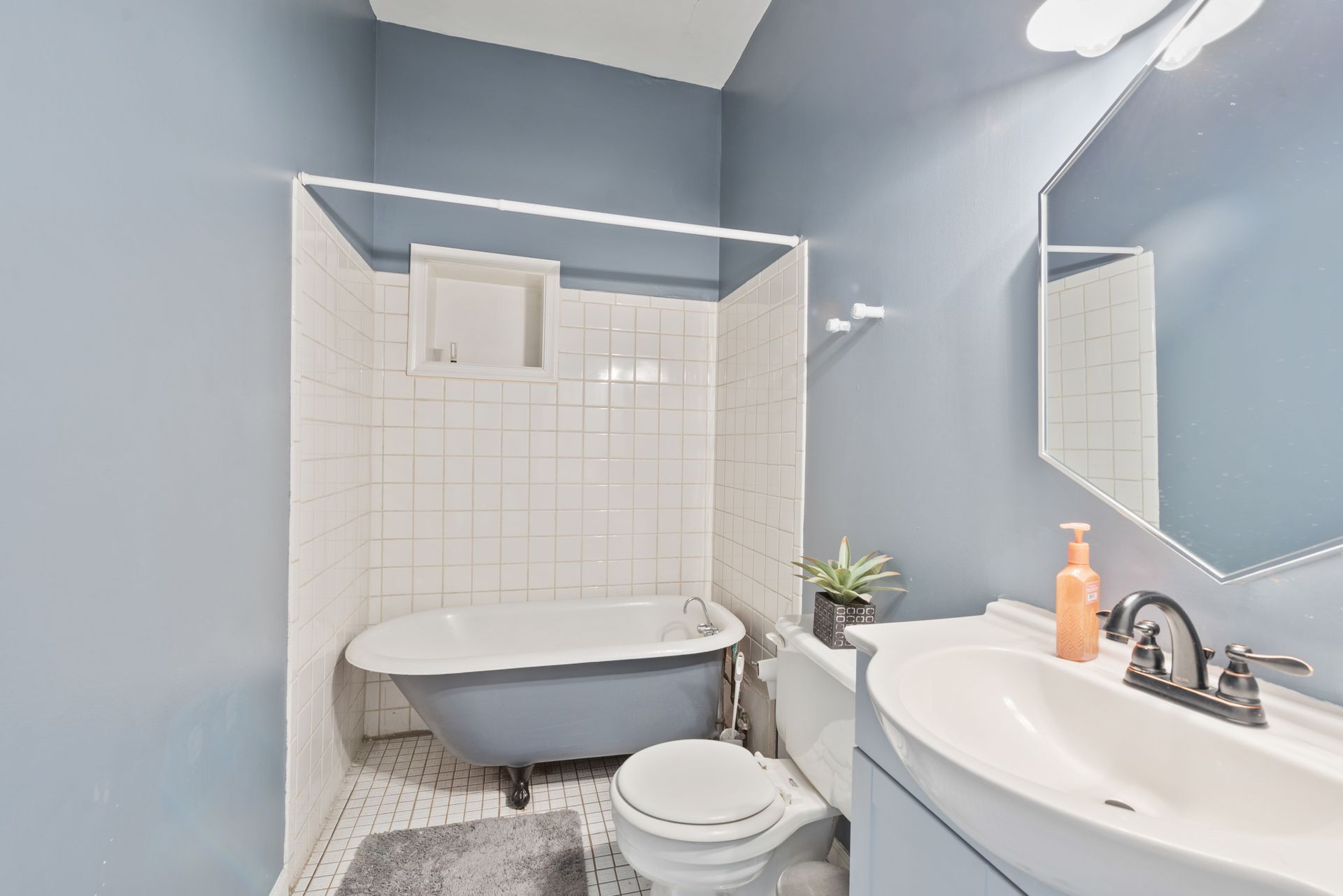 7 South Collington Ave - Full Bathroom