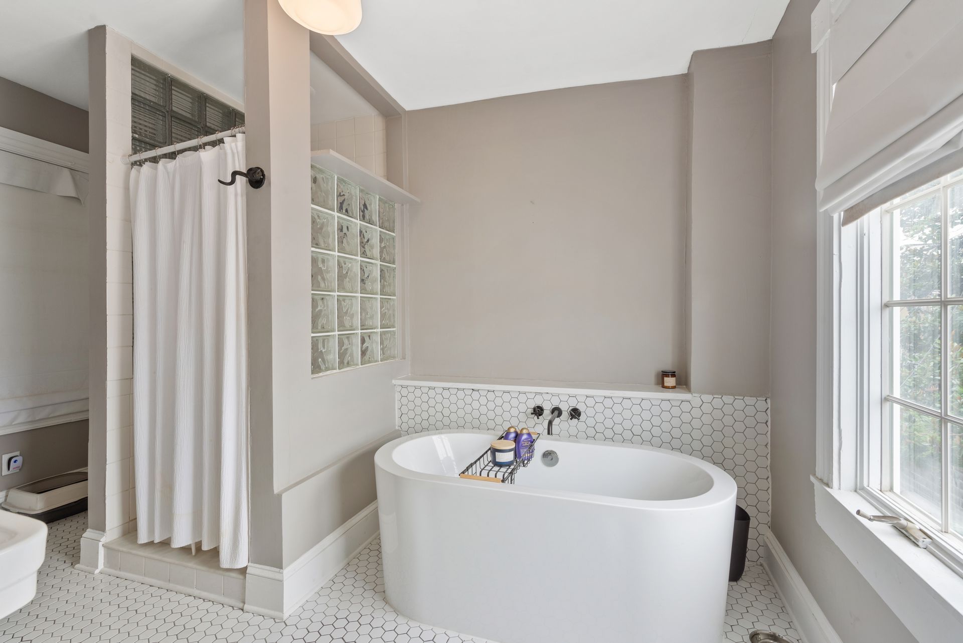 7 South Collington Ave Full Bathroom