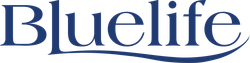 La parola "Bluelife" in un carattere serif blu scuro, sottolineata da un tratto curvo che si estende dalla lettera l.