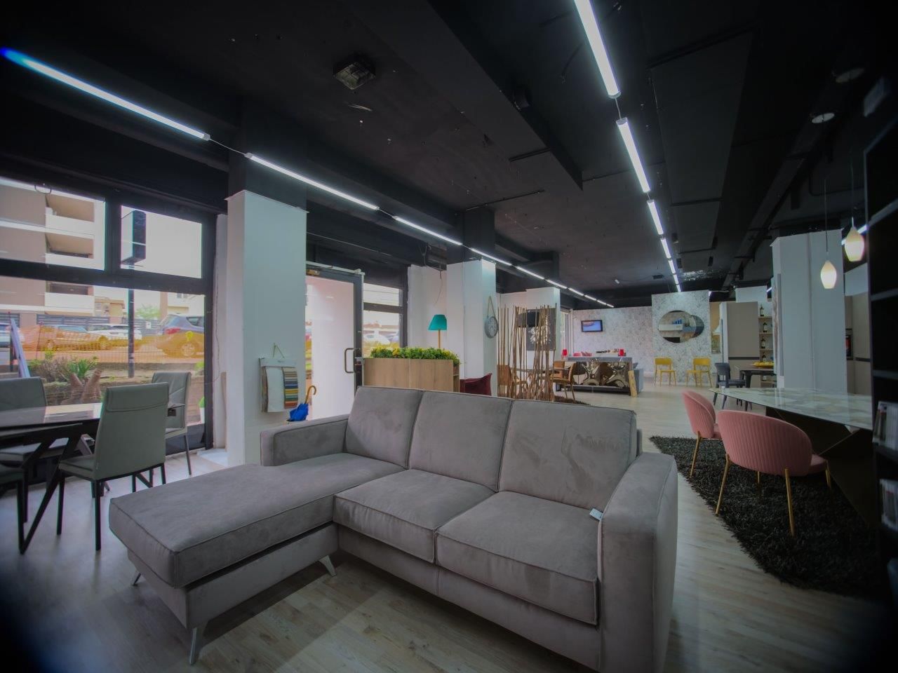 Un soggiorno con un divano e delle sedie