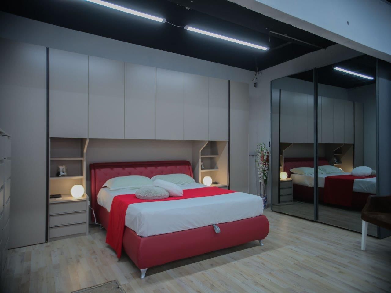 Una camera da letto con un letto e porte scorrevoli in vetro