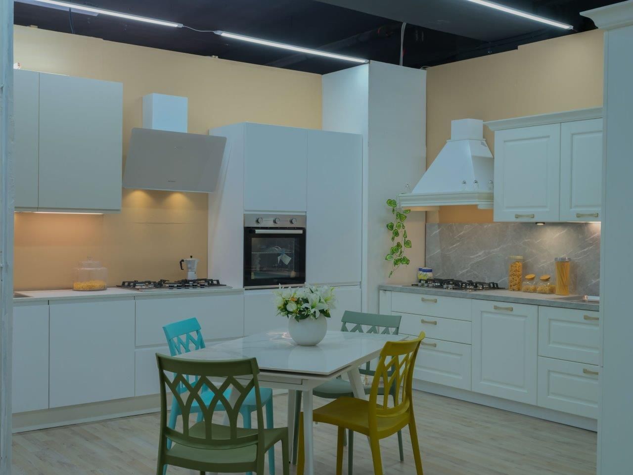 Una cucina con tavolo e sedie