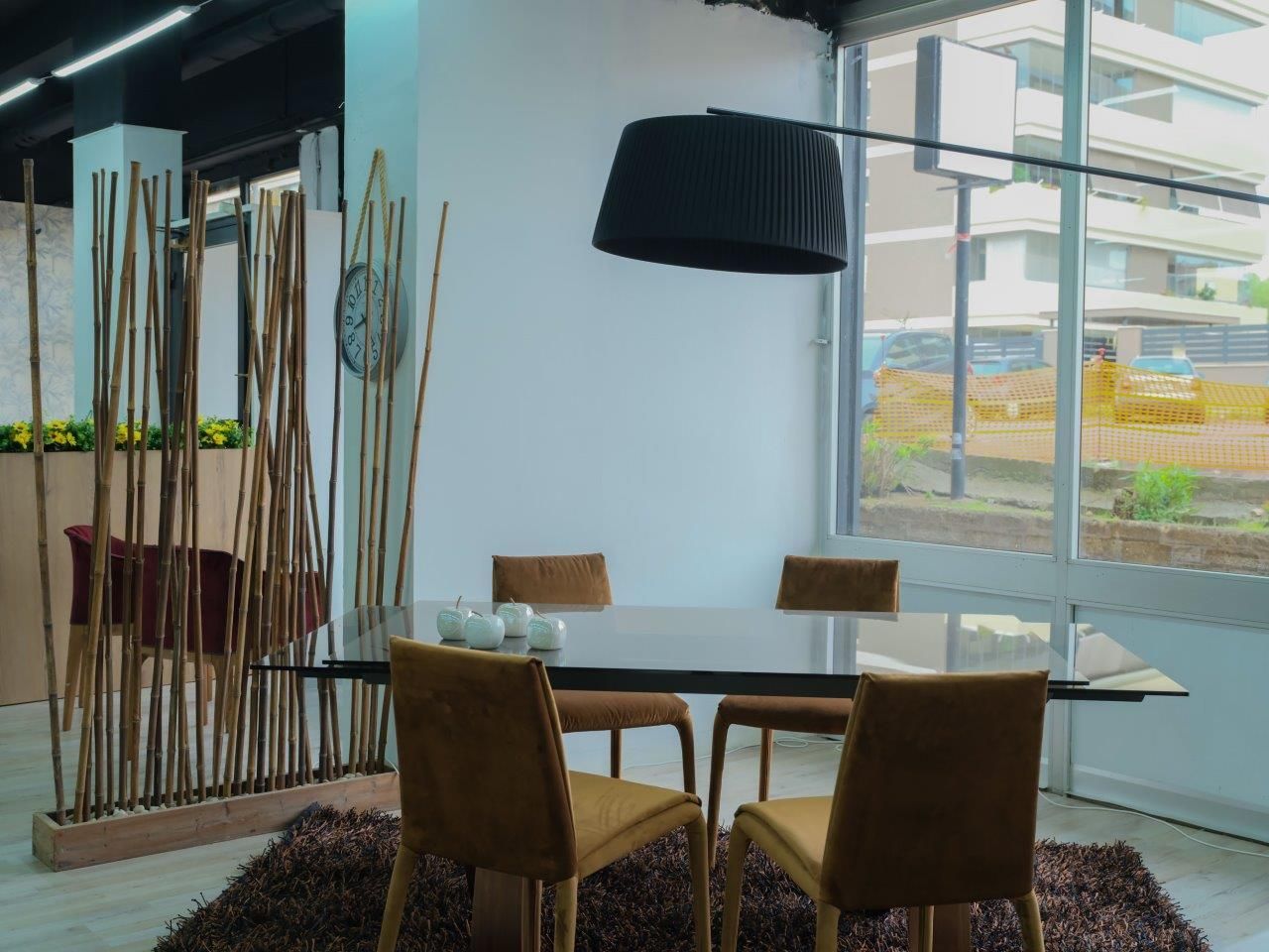 Una sala da pranzo con tavolo, sedie e un tappeto