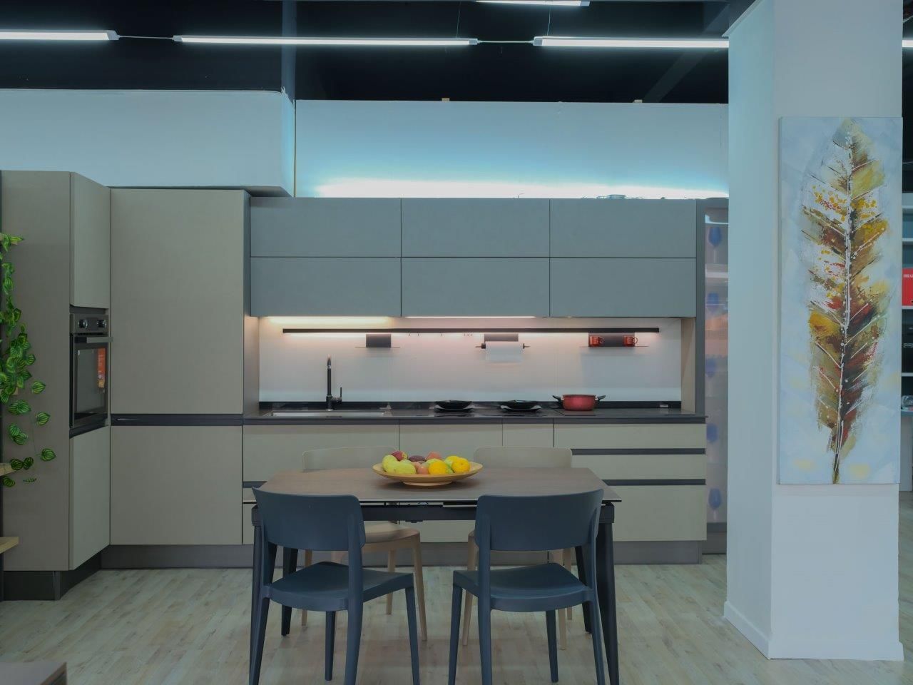 Una cucina con tavolo e sedie