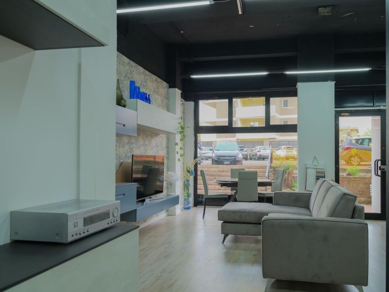 Un soggiorno con divano e microonde