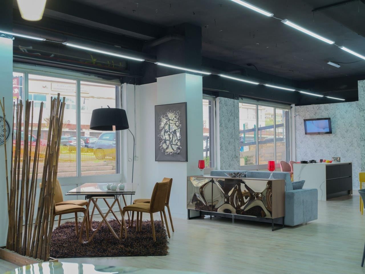 Un soggiorno con un divano, un tavolo e delle sedie